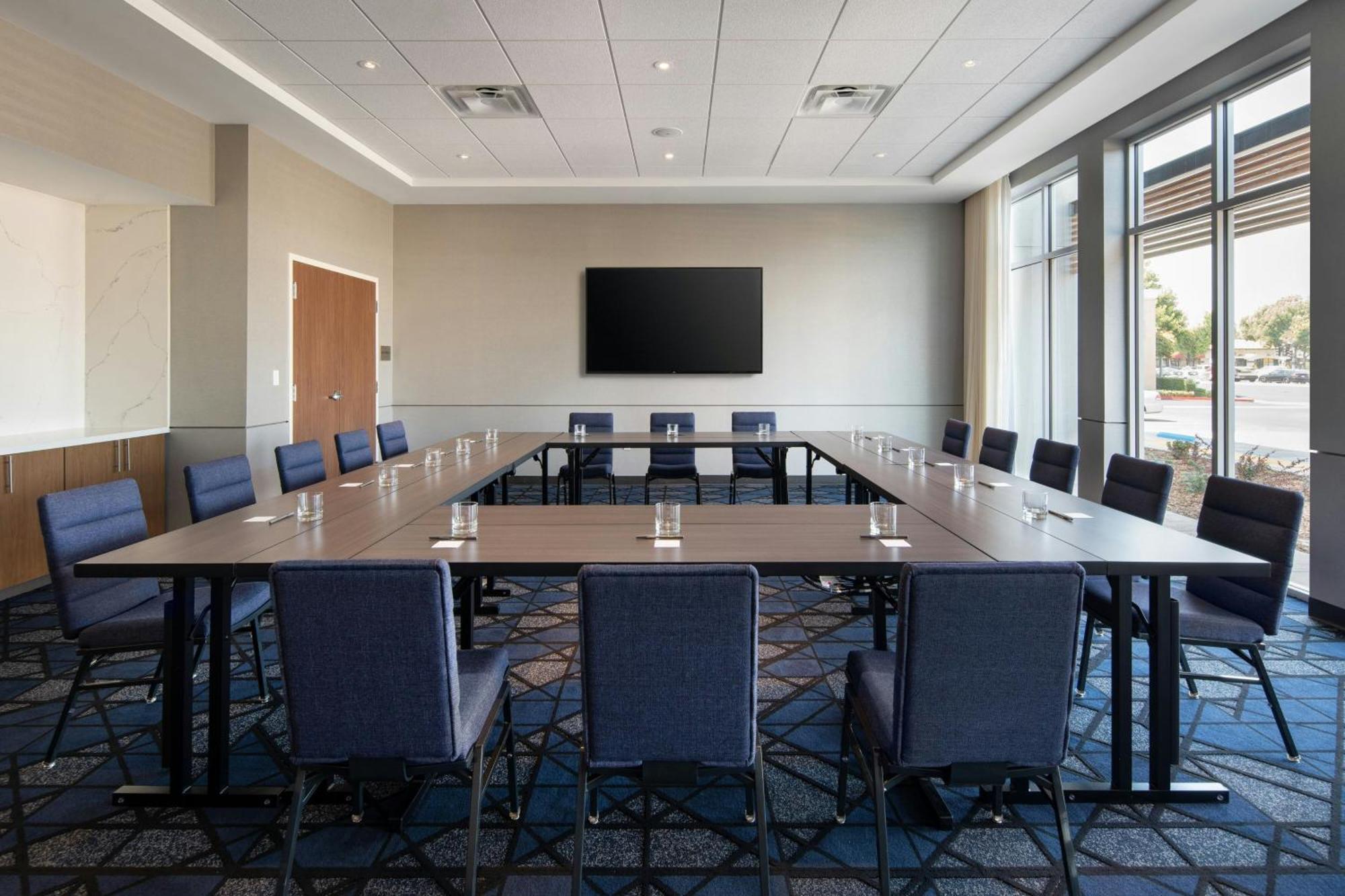 Courtyard By Marriott Fresno Clovis Hotel Екстериор снимка