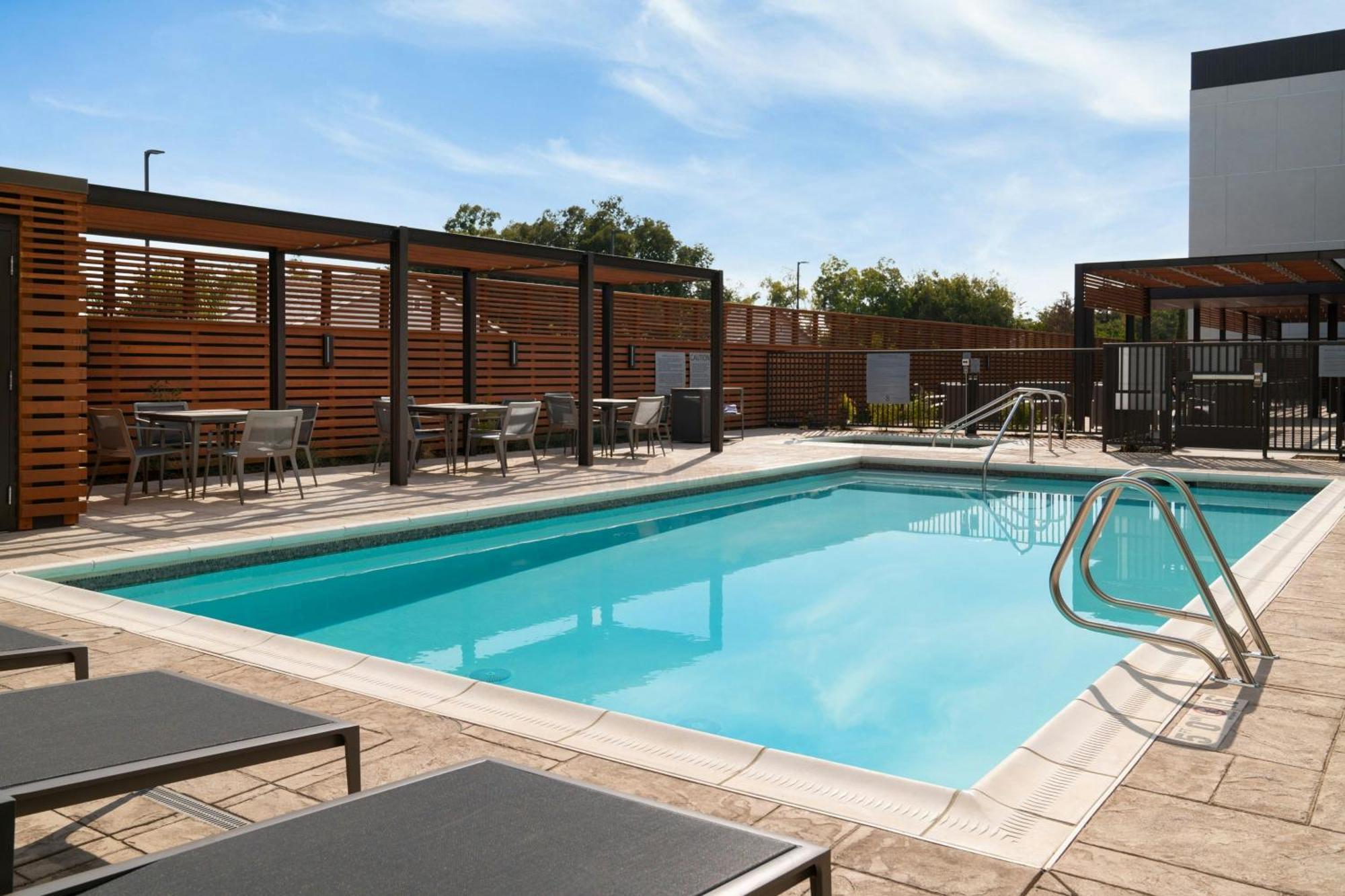 Courtyard By Marriott Fresno Clovis Hotel Екстериор снимка