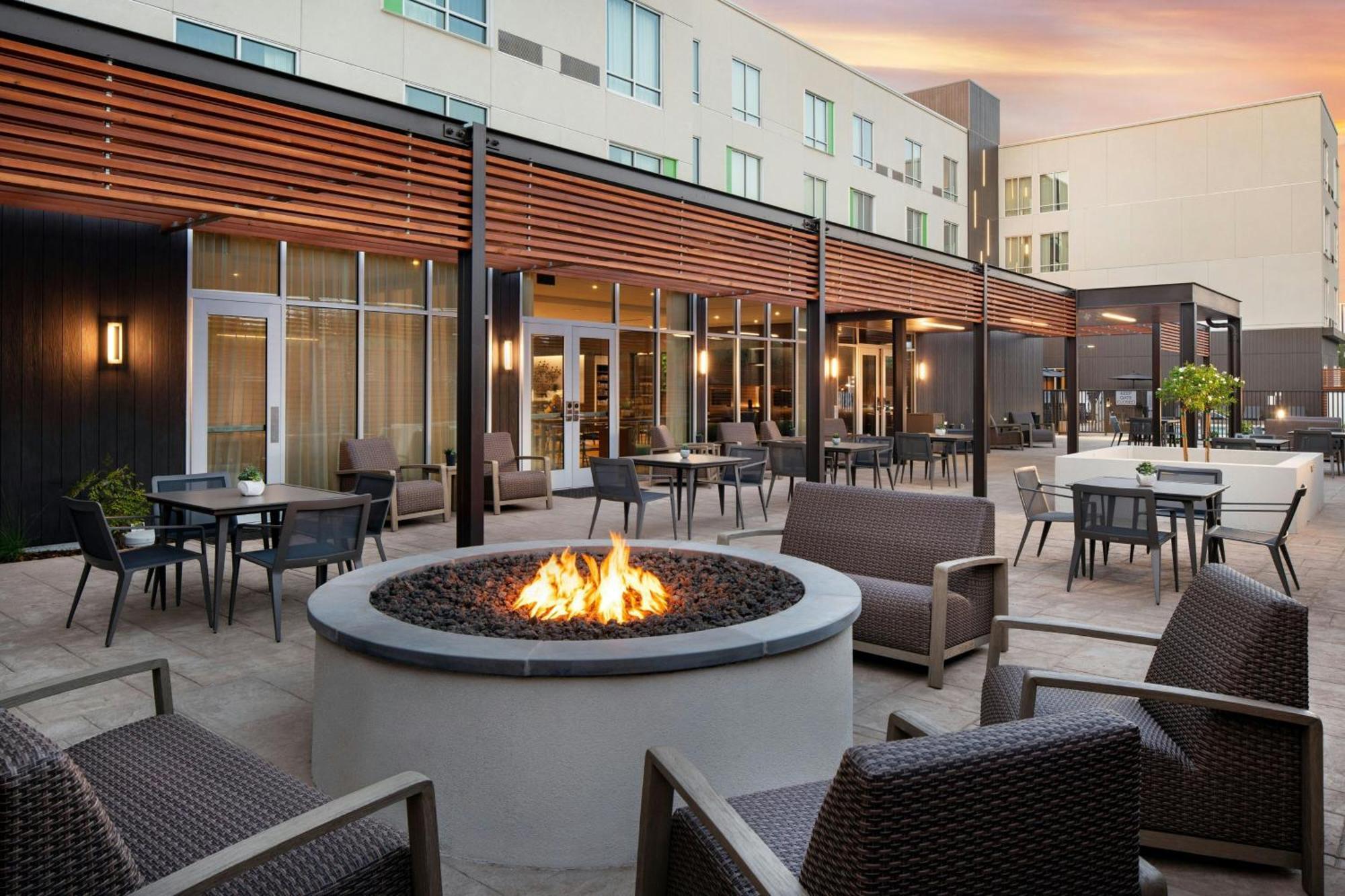 Courtyard By Marriott Fresno Clovis Hotel Екстериор снимка