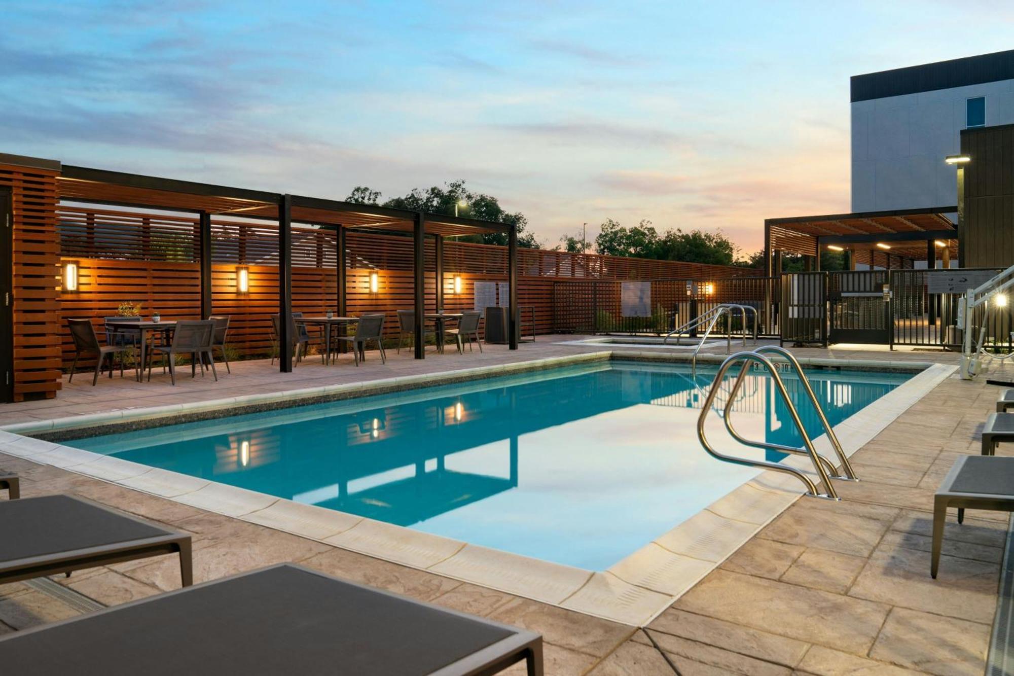 Courtyard By Marriott Fresno Clovis Hotel Екстериор снимка