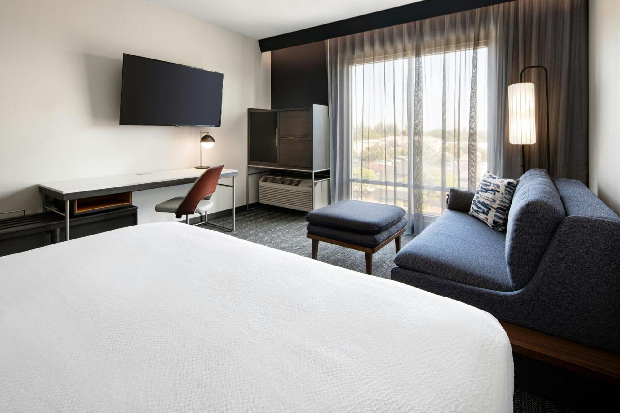 Courtyard By Marriott Fresno Clovis Hotel Екстериор снимка