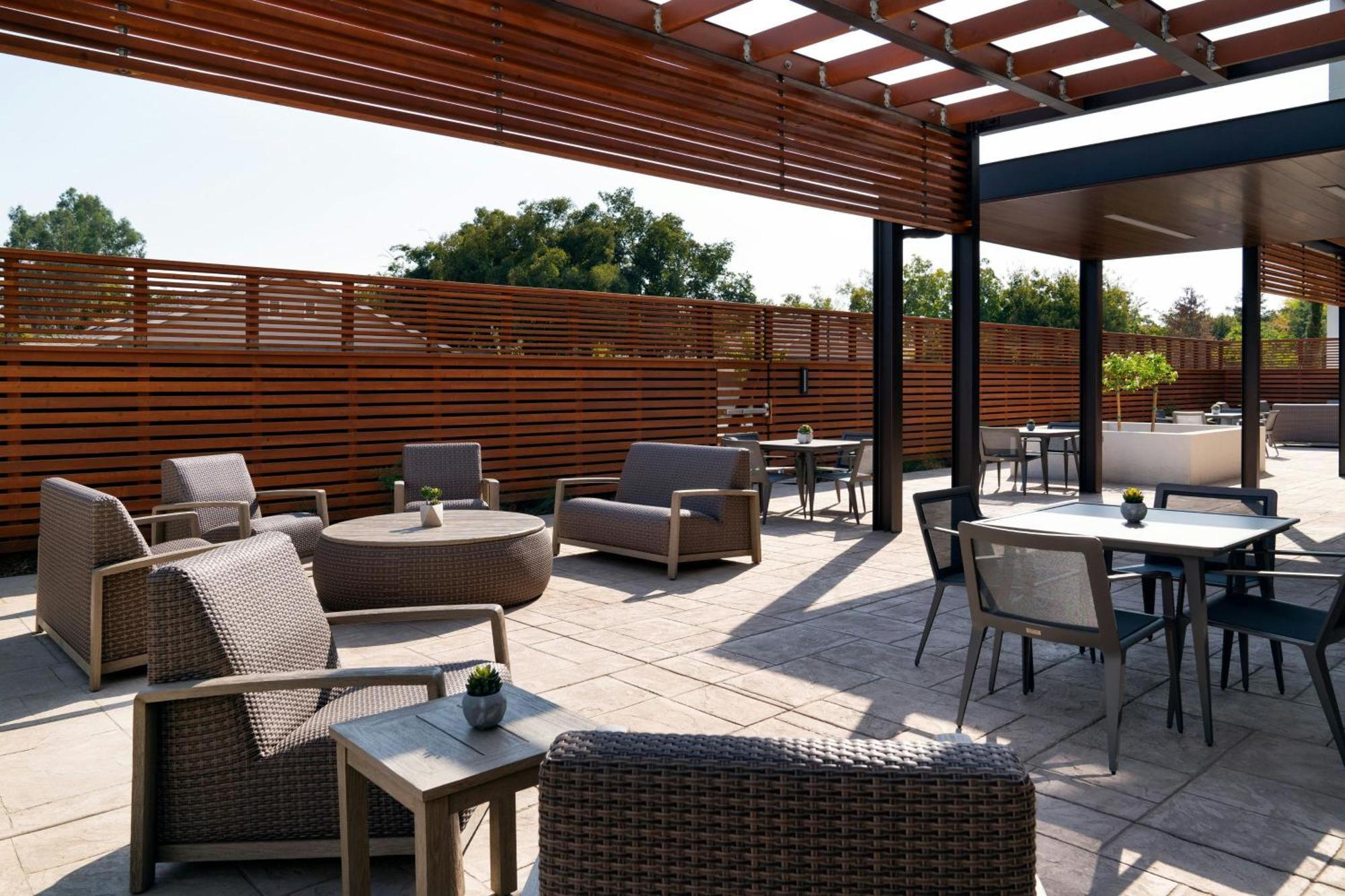 Courtyard By Marriott Fresno Clovis Hotel Екстериор снимка