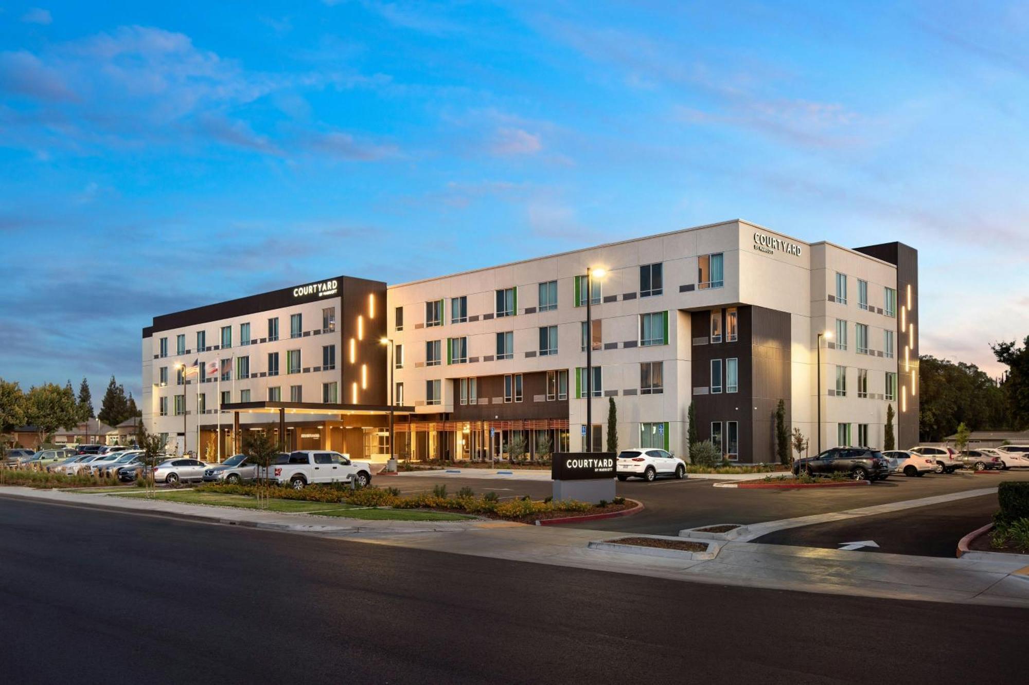 Courtyard By Marriott Fresno Clovis Hotel Екстериор снимка