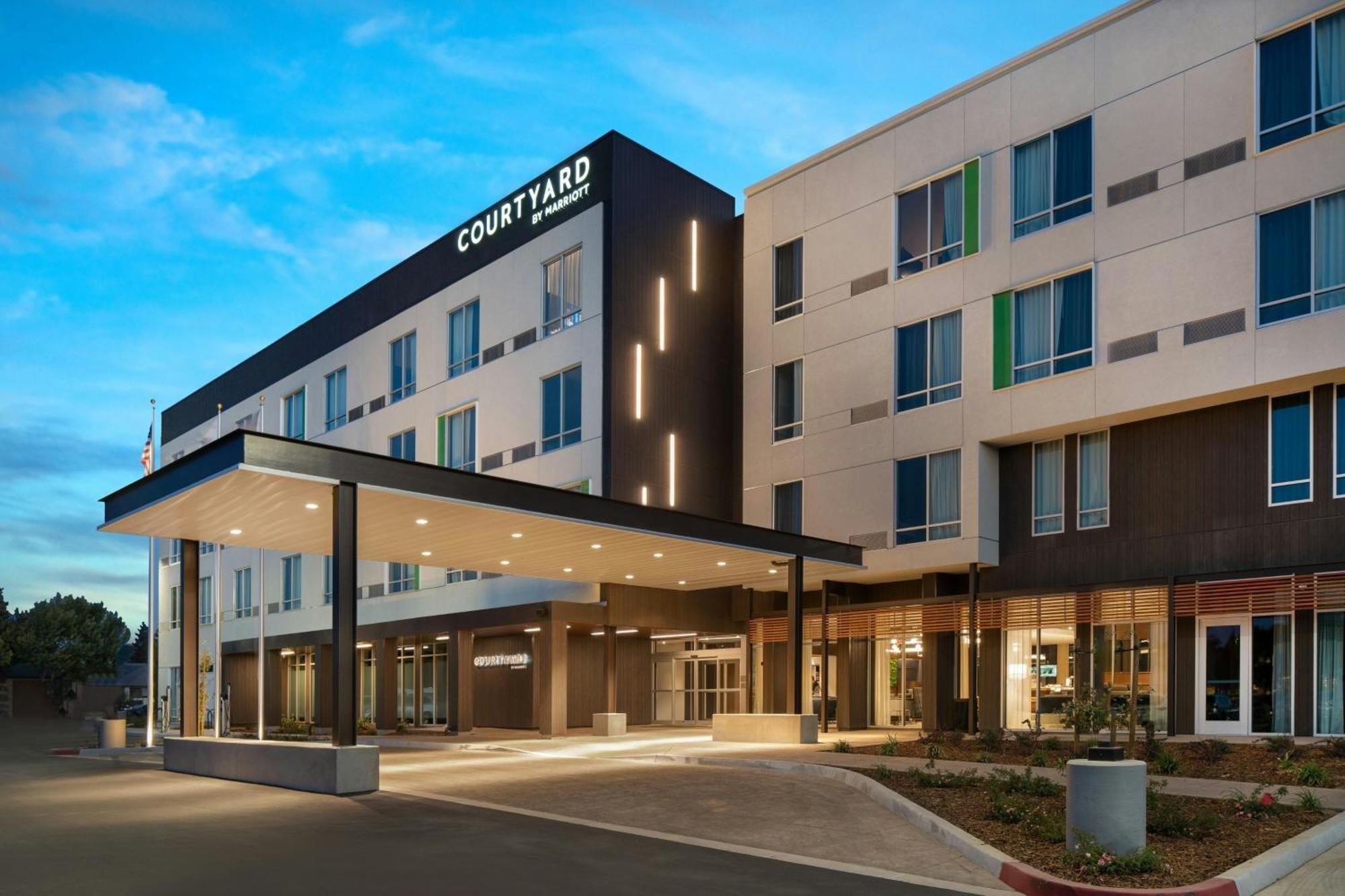 Courtyard By Marriott Fresno Clovis Hotel Екстериор снимка